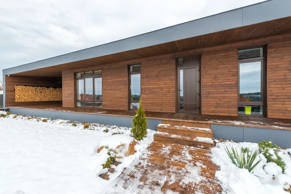 Modernes eingeschossiges Wohnhaus mit sichtbarer Holzschalung
